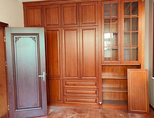 隆化中式家庭装修里定制的实木衣柜效果图